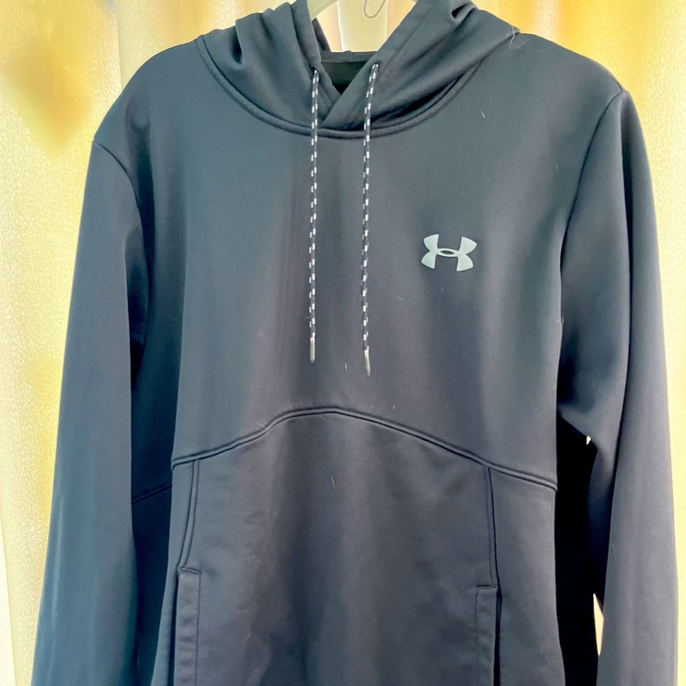 Black XL used mens Under Armour hoodie. Pictures look gray. It’s black.